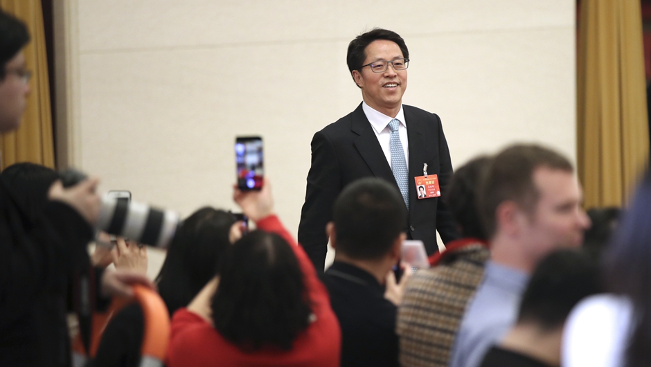 張曉明步入&ldquo;部長通道&rdquo;，準備接受采訪