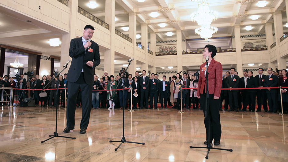 全國政協(xié)委員在&ldquo;委員通道&rdquo;接受采訪