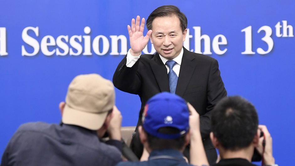 記者會(huì)開始前，李干杰向記者致意