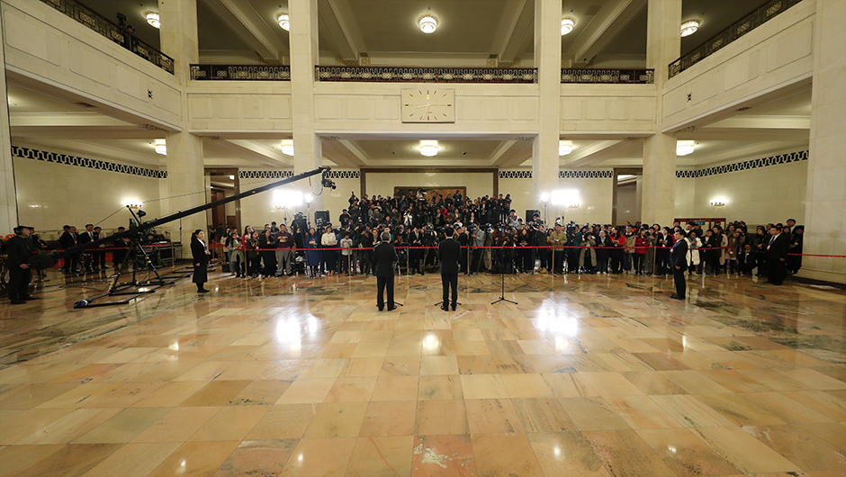 全國政協(xié)委員在&ldquo;委員通道&rdquo;接受采訪