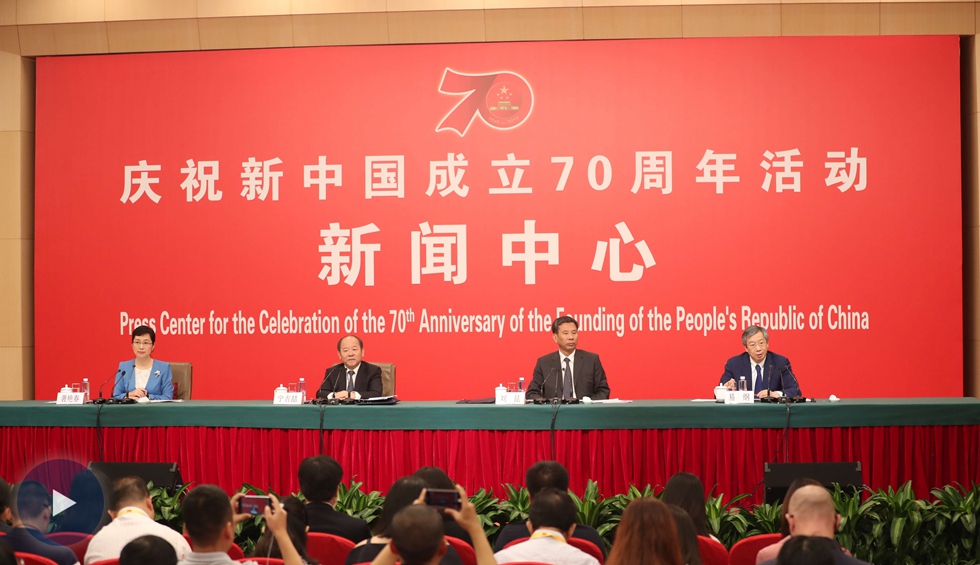 以新發(fā)展理念為引領(lǐng)，推進(jìn)中國(guó)經(jīng)濟(jì)平穩(wěn)健康可持續(xù)發(fā)展