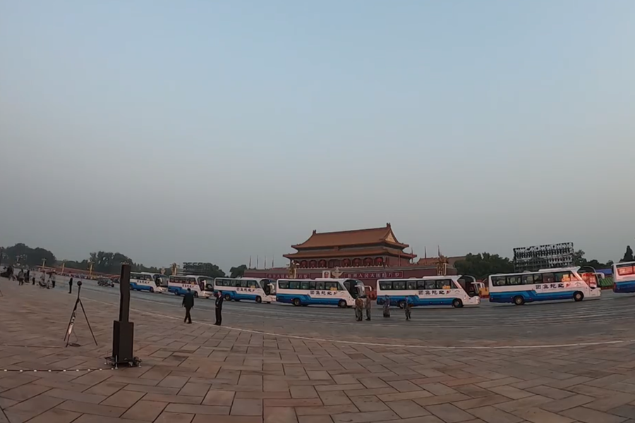 10月1日清晨的天安門城樓和長(zhǎng)安街，燈火通明，正在準(zhǔn)備慶祝大會(huì)的工作人員雖然緊張忙碌，但仍顯得井然有序