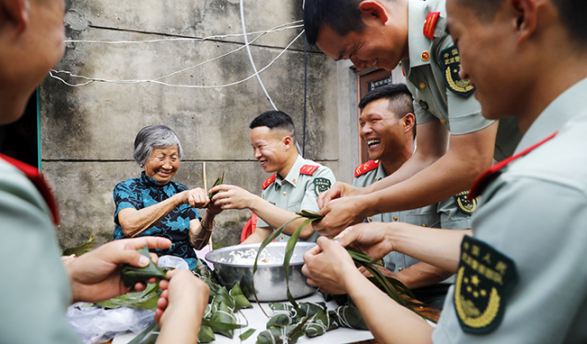 端午節(jié)，家里來(lái)了親人子弟兵