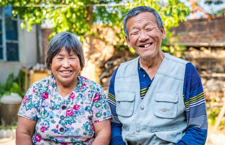 笑從金銀花田來(lái)&mdash;&mdash;幸福老兩口的脫貧攻略