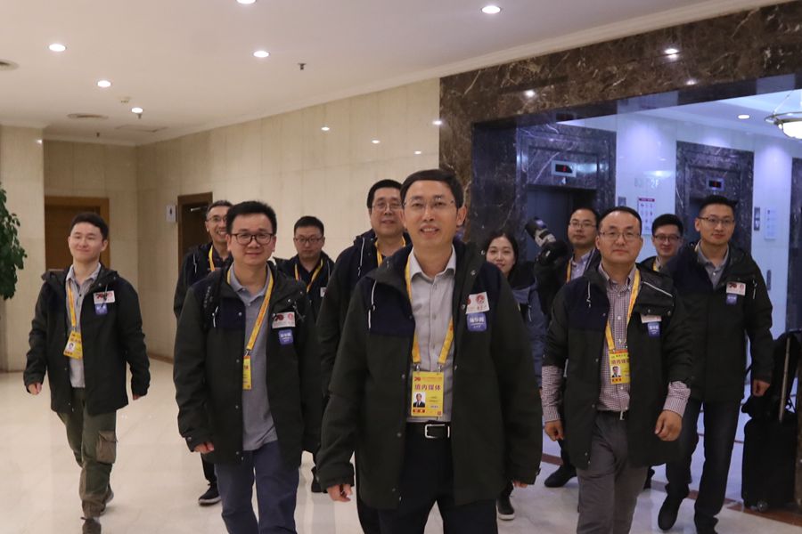 新華網(wǎng)國(guó)慶前方報(bào)道團(tuán)隊(duì)，出發(fā)啦！