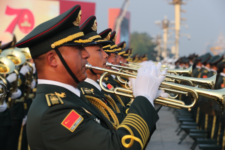 解放軍聯(lián)合軍樂(lè)團(tuán)在廣場(chǎng)就位后進(jìn)行準(zhǔn)備工作和試奏。據(jù)了解，解放軍聯(lián)合軍樂(lè)團(tuán)此次演奏是從開國(guó)大典至今歷次閱兵以來(lái)演奏曲目最多的一次，不少曲目是為此次閱兵量身打造的全新作品，此次也是歷次女演奏員最多的一次。