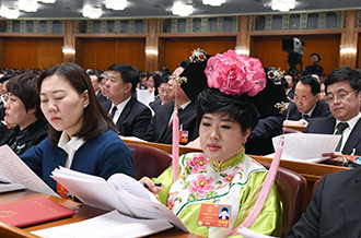 全國(guó)人大代表孫艷玲：做好非遺事業(yè)，讓古老技藝活起來(lái)