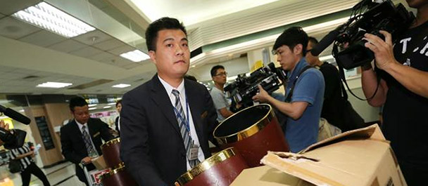 禮儀公司帶著遺體袋、骨灰壇協(xié)助處理善后