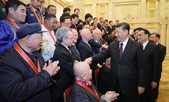 慶祝大會結束后，習近平等會見受表彰人員及親屬代表