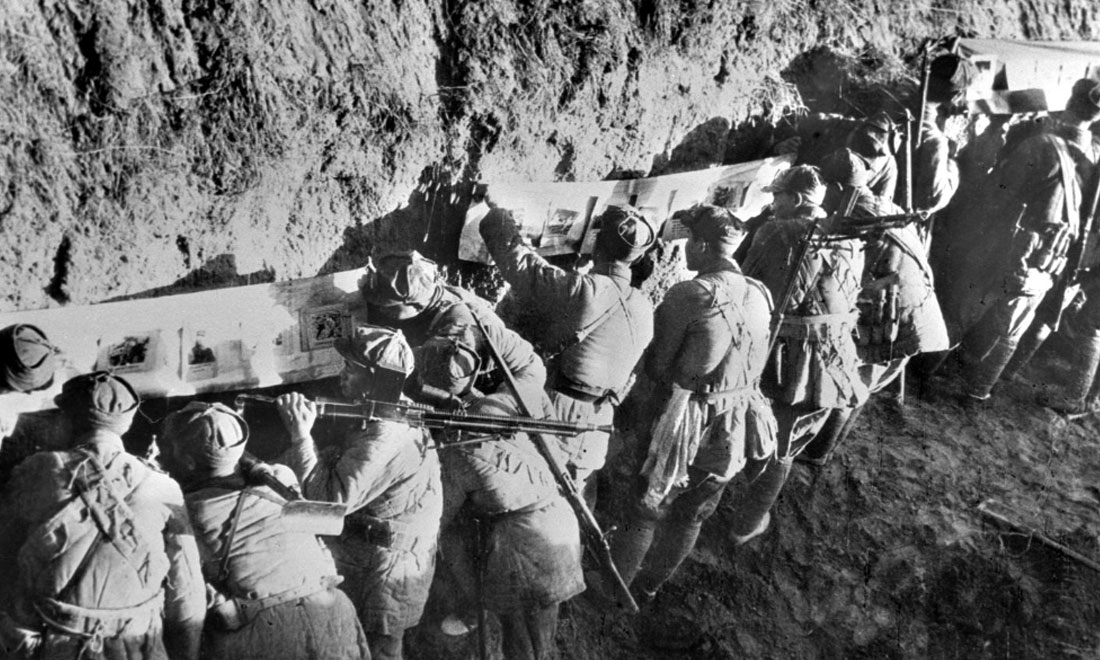 1948年冬，淮海戰(zhàn)役期間，雙堆集前沿陣地舉辦的戰(zhàn)地影展，深受解放軍戰(zhàn)士歡迎。新華社稿  袁克忠攝