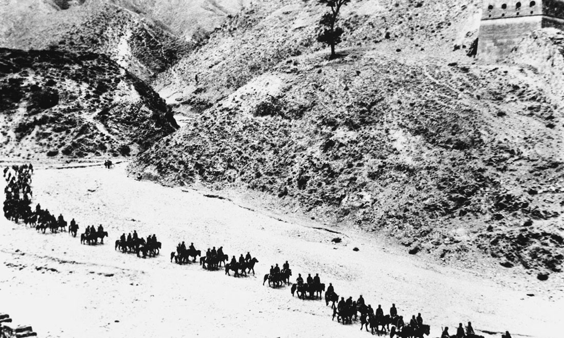 1937年11月太原失守后，八路軍向華北敵后挺進(jìn)，分兵發(fā)動群眾，開展敵后游擊戰(zhàn)爭，創(chuàng)建敵后根據(jù)地。新華社稿　沙飛攝