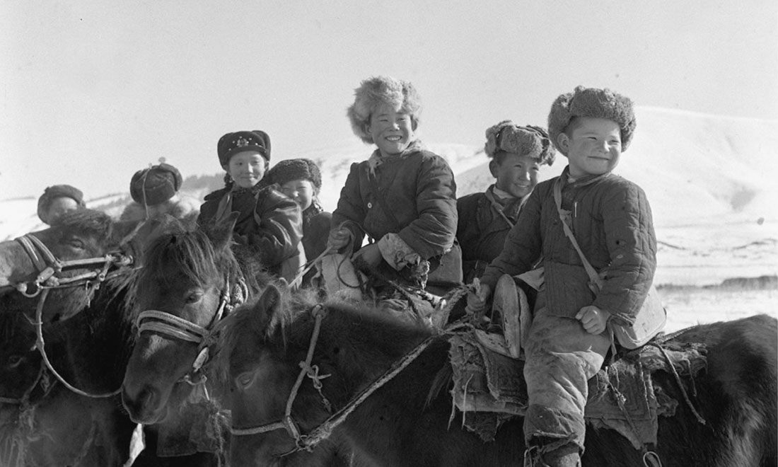 1964年春，新疆伊犁哈薩克自治州昭蘇縣的哈薩克族小學(xué)生們。新華社記者武純展攝