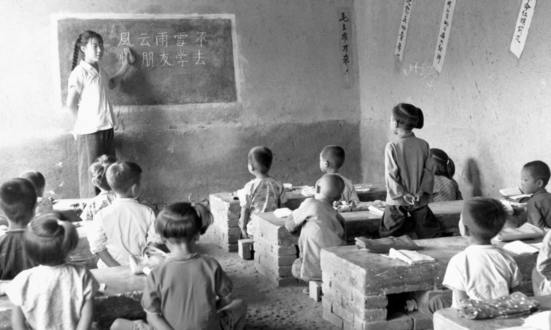 1964年夏，河北省壩縣煎茶鋪公社西煎大隊，一所耕讀小學(xué)的學(xué)生們在上課。新華社記者梁一丁攝