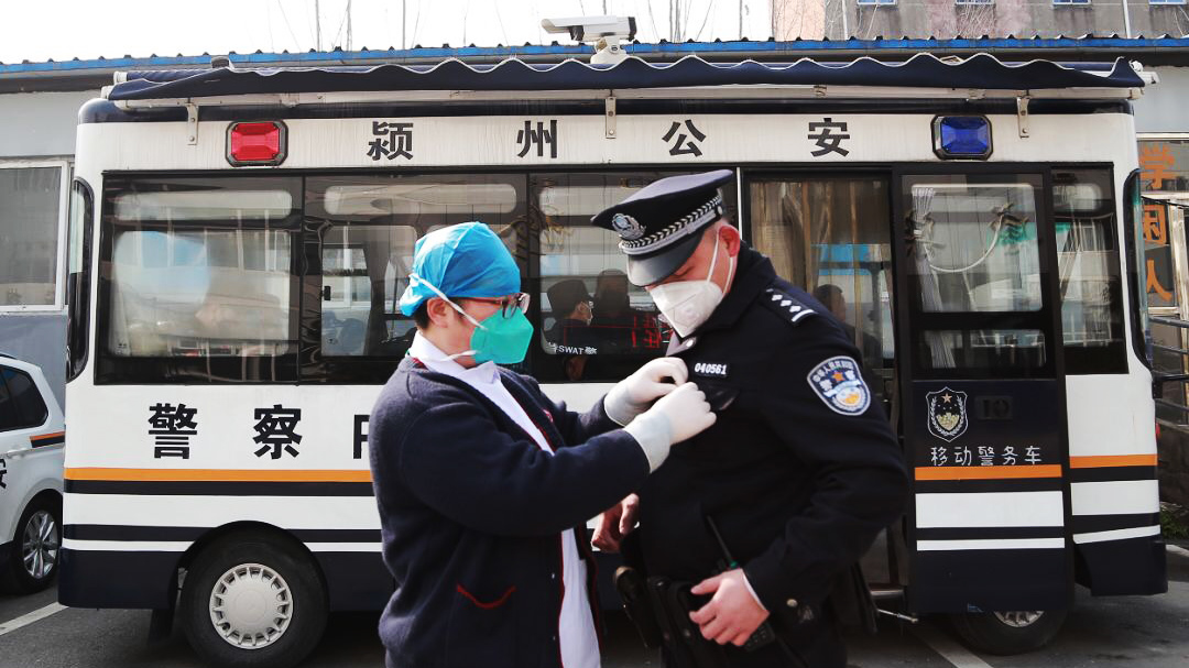 警察魏云龍：咫尺之間，各自奮戰(zhàn)