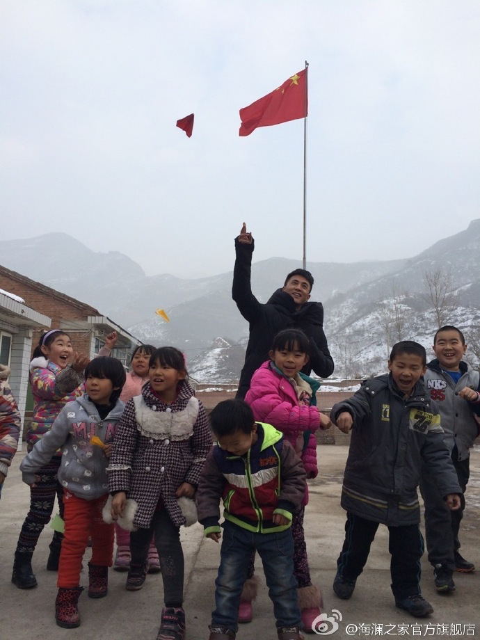 2015年&ldquo;多一克溫暖&rdquo;著名演員杜淳加入溫暖行動(dòng)。暖男杜淳很快和孩子們打成了一片，他和孩子們聊起了夢(mèng)想，讓孩子們將它寫(xiě)在紙上并折成紙飛機(jī)，領(lǐng)著孩子們來(lái)到操場(chǎng)上將帶著夢(mèng)想紙飛機(jī)放飛。