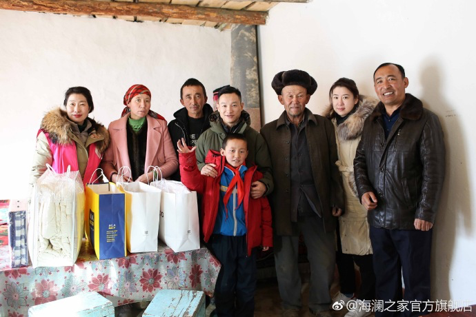 奧運(yùn)冠軍體操名將楊威把溫暖帶到北疆小朋友們的家中，把體育精神與奮斗的信念，傳遞到所有北疆孩子們的心中。