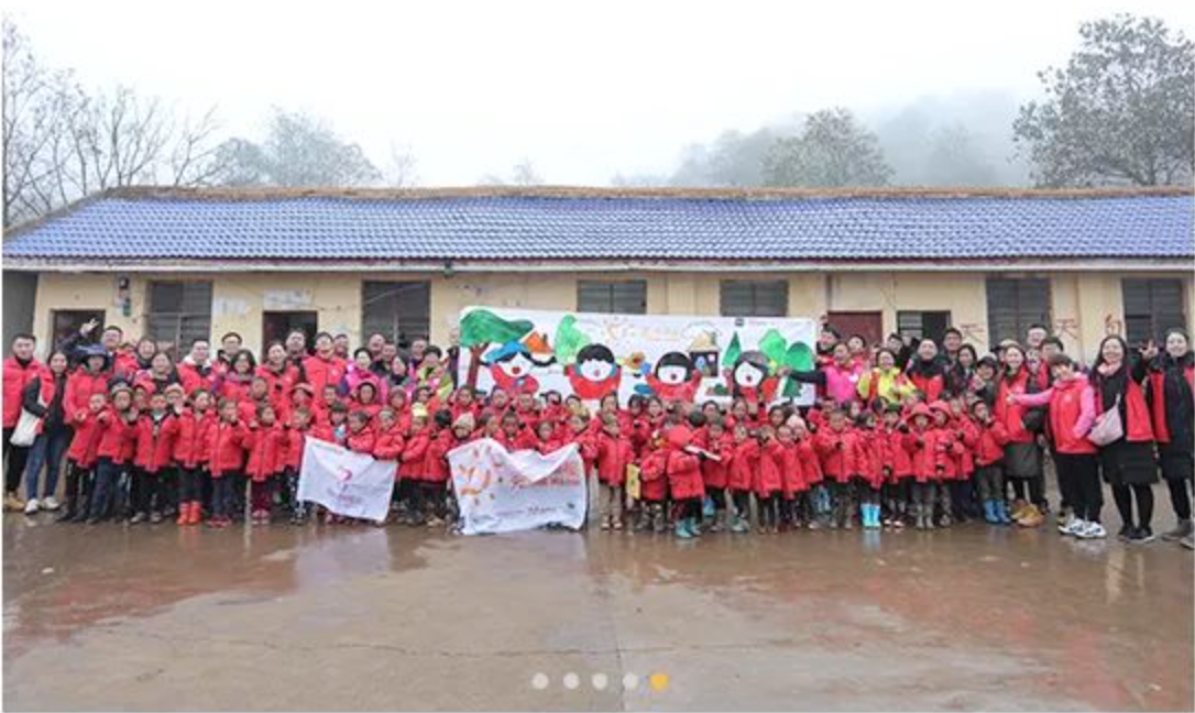 2018年11月6日，&ldquo;多一克溫暖&rdquo;團(tuán)隊(duì)走進(jìn)大涼山深處。為孩子們送去冬衣的同時(shí)，海瀾之家聯(lián)合網(wǎng)易打造在線課程平臺(tái)，把優(yōu)質(zhì)的教育資源也傳遞到偏遠(yuǎn)山區(qū)。同年，知名導(dǎo)演陸川特別參與監(jiān)制了&ldquo;多一克溫暖&rdquo;微電影《信歌》，為山區(qū)送去&ldquo;暖身又暖心&rdquo;的力量。