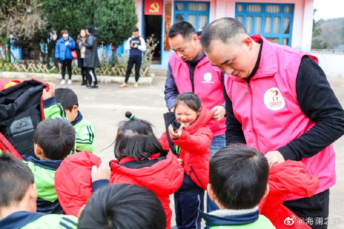 2019年11月，海瀾之家的志愿者們來(lái)到了貴州六盤(pán)水市的南開(kāi)鄉(xiāng)。這里地域偏遠(yuǎn)溝壑縱橫。志愿團(tuán)隊(duì)就這樣小心謹(jǐn)慎的行駛在霧蒙蒙的山路上，堅(jiān)持把物資送到了塢鉛小學(xué)的孩子們手里。