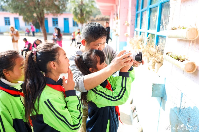 盡管身處大山，塢鉛小學(xué)卻到處都是驚喜，自制插花、獨(dú)一無(wú)二的石頭畫(huà)、杉木墩上的24節(jié)氣圖&hellip;&hellip;孩子們從不缺少發(fā)現(xiàn)美的眼睛。2019年，海瀾之家特別準(zhǔn)備了攝影課堂，讓孩子們通過(guò)拍照的方式自由地傳達(dá)真善美。