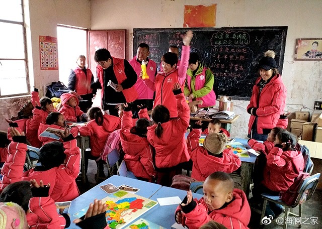 2018年，由海瀾之家攜手網(wǎng)易新聞打造的&ldquo;多一課溫暖&rdquo;課程平臺(tái)讓一間間溫暖的課堂走向深山與邊陲。帶著貼合孩子教育需求的線上內(nèi)容和教師、各領(lǐng)域KOL及愛(ài)心人士組成的愛(ài)心團(tuán)隊(duì)，海瀾之家用實(shí)際行動(dòng)為孩子的教育加溫，踐行&ldquo;多一克溫暖&rdquo;。