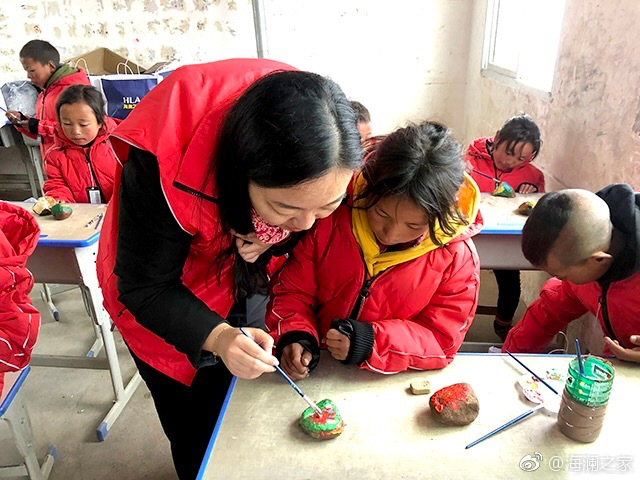 在繪畫(huà)課上，孩子們畫(huà)出心中想象的世界，不斷汲取關(guān)于美的知識(shí)。&ldquo;多一克溫暖&rdquo;帶給孩子們的是未來(lái)人生更多的機(jī)會(huì)與可能。公益行動(dòng)不應(yīng)只提供物質(zhì)捐贈(zèng)，更要加強(qiáng)對(duì)山區(qū)孩子們精神世界與未來(lái)發(fā)展的重視。