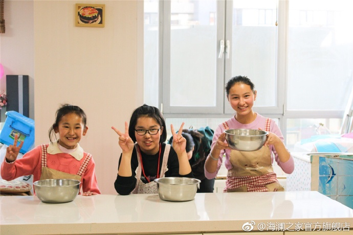 2017年 &ldquo;寒令營(yíng)&rdquo;團(tuán)隊(duì)從不同角度，為北疆山區(qū)的孩子們打開(kāi)了一個(gè)豐富的世界。來(lái)到北京，他們觀看了升旗儀式，參觀了故宮，走進(jìn)北京海洋館和動(dòng)物園。這次寒令營(yíng)，展現(xiàn)在他們面前的是此前從未看到過(guò)的世界，意義非凡。