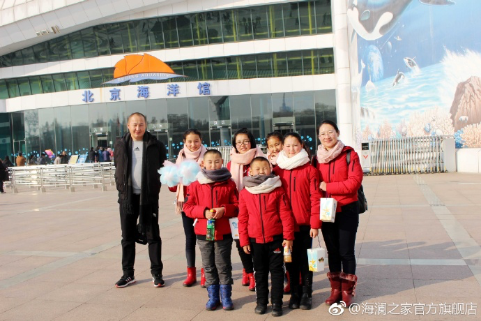 在海洋館，充滿求知欲和好奇心的孩子們像是一個(gè)個(gè)落入仙境的愛(ài)麗絲，不斷地提問(wèn)，并用手中的紙筆和相機(jī)，記錄每一個(gè)畫(huà)面和知識(shí)，說(shuō)要回去講給其他小伙伴和家人們聽(tīng)。