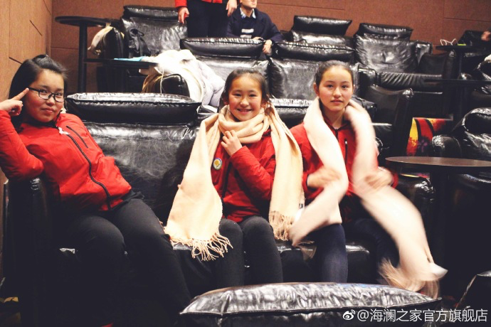 彼時(shí)恰逢《尋夢(mèng)環(huán)游記》上映，&ldquo;寒令營(yíng)&rdquo;的孩子們一起在電影院觀看了電影，平日里最鬧騰的孩子，在第一次看3D電影時(shí)也變得安靜專注。孩子們?cè)谶@段旅程中增長(zhǎng)了見(jiàn)識(shí)，一個(gè)更豐盛的世界就這樣打開(kāi)了。