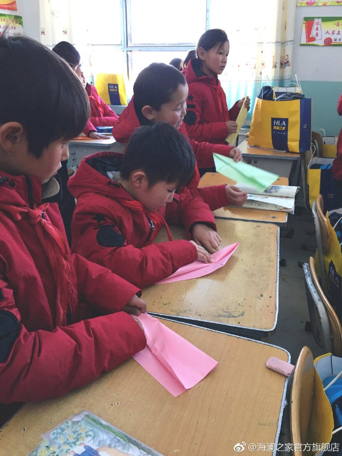 &ldquo;多一克溫暖&rdquo;的志愿者為孩子們帶去承載夢(mèng)想的手工課，孩子們通過(guò)剪紙、畫(huà)畫(huà)、折紙飛機(jī)，讓自己的夢(mèng)想在手中凝聚，隨紙飛機(jī)一起飛向天空，為凜冬帶來(lái)五彩斑斕的希望。