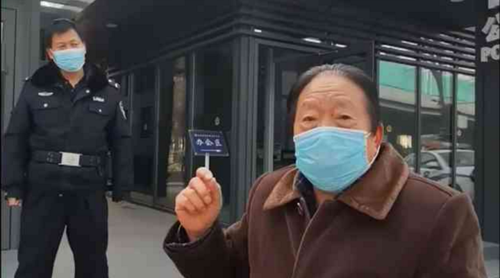 社區(qū)封閉，76歲的他為什么要出來