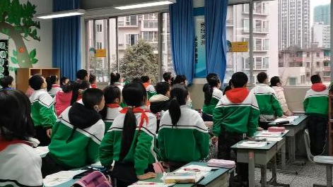 課上到一半，同學們卻把頭望向了外面！校長說：點贊！