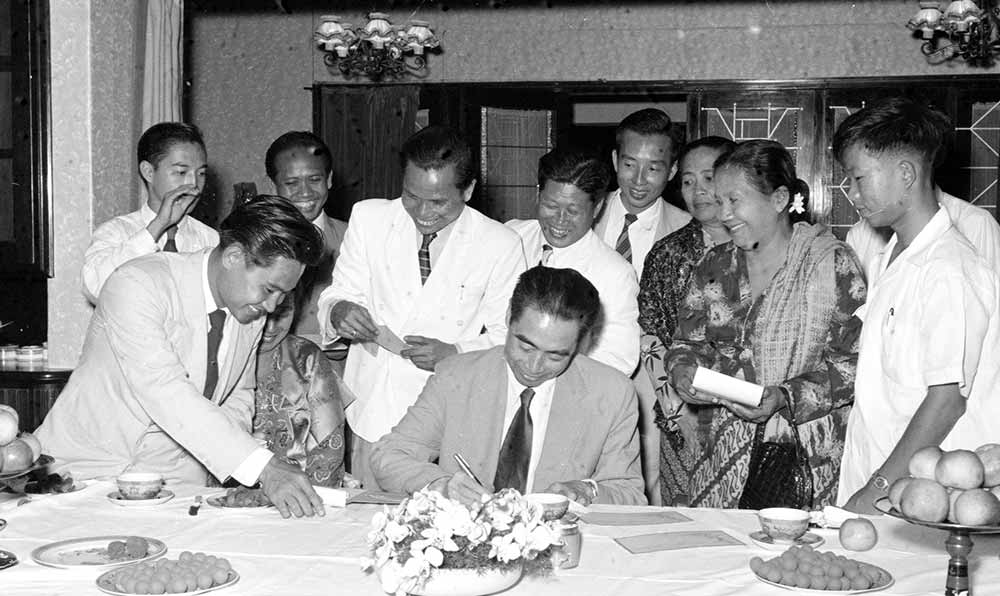 1955年4月25日，為迎接亞非會(huì)議而組織的萬隆人民委員會(huì)的代表請周恩來總理簽名留念。