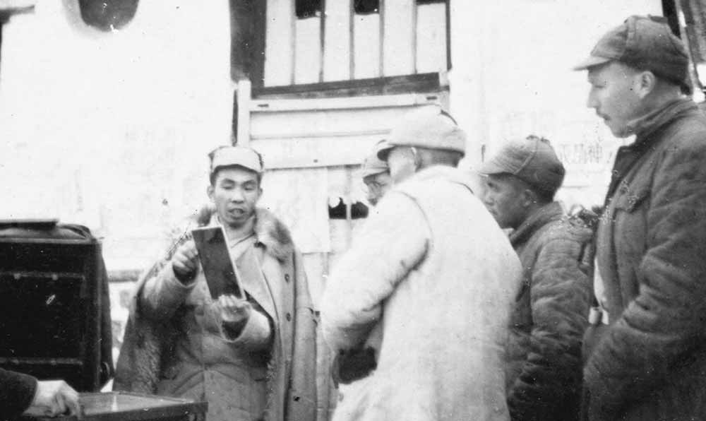 沙飛向參觀者講《晉察冀畫報(bào)》的制版情況。