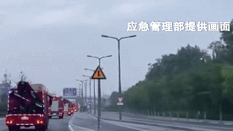 暴雨中 他們&ldquo;逆流而上&rdquo;：跨省救援！7省1800名消防員增援河南