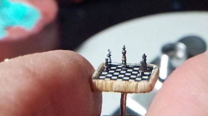 比指甲蓋還?。?土耳其微雕藝術(shù)家雕出超小國(guó)際象棋