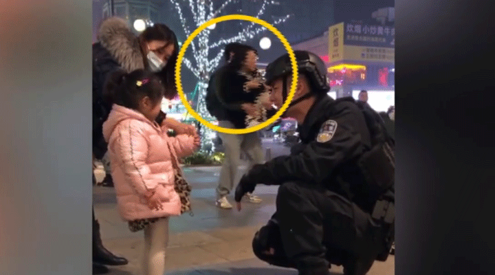 女子被特警圈粉蹲地拍照不想走，男友接下來的舉動驚呆網(wǎng)友