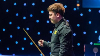 英國：首位00后冠軍！顏丙濤登頂斯諾克大師賽