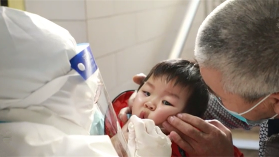 這一跪，謝謝你最美的&ldquo;核酸護士&rdquo;