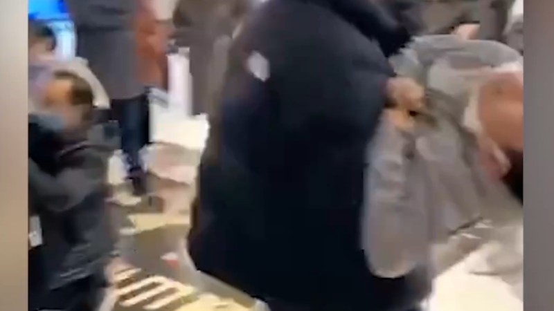 浙江一電影院發(fā)生事故多人送醫(yī)，現(xiàn)場家長懷抱兒童奔走