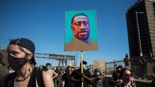 美國警察&ldquo;跪頸&rdquo;執(zhí)法致死弗洛伊德案開審