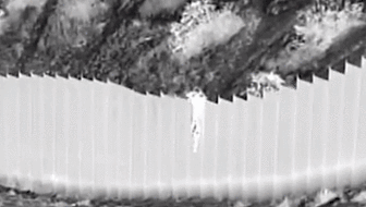 &ldquo;蛇頭&rdquo;將幼童&ldquo;扔&rdquo;過(guò)美墨邊境墻