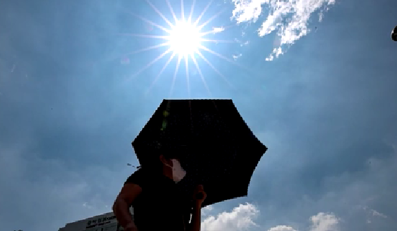 60℃！ 韓國(guó)多地迎高溫 柏油路幾近融化