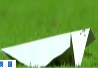 從天而降！球迷看臺(tái)玩丟紙飛機(jī)擊中球員