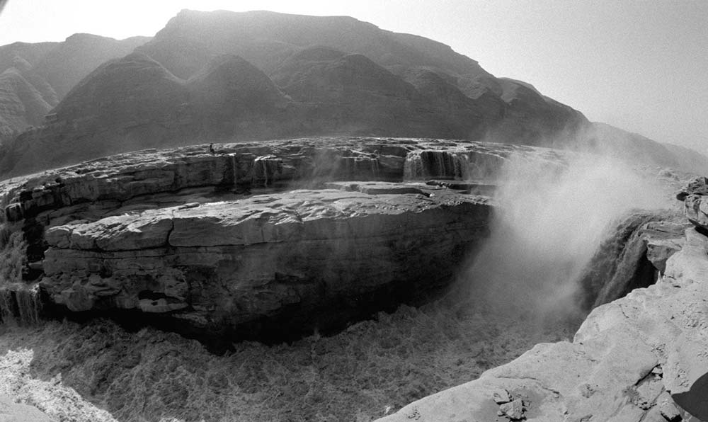黃河壺口瀑布景色。