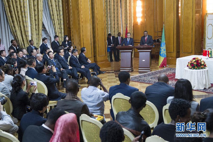 5月4日，國務院總理李克強在亞的斯亞貝巴與埃塞俄比亞總理海爾馬里亞姆舉行會談。這是會談后，李克強與海爾馬里亞姆共同會見記者。 新華社記者 王曄 攝