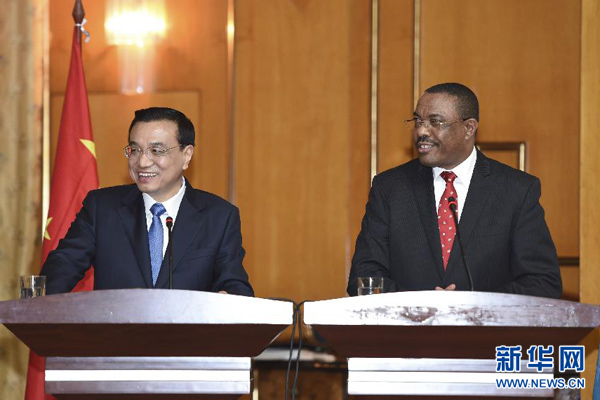 5月4日，國務院總理李克強在亞的斯亞貝巴與埃塞俄比亞總理海爾馬里亞姆舉行會談。這是會談后，李克強與海爾馬里亞姆共同會見記者。 新華社記者 李學仁 攝
