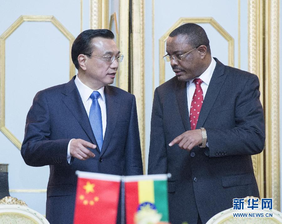 5月4日，中國國務院總理李克強在亞的斯亞貝巴與埃塞俄比亞總理海爾馬里亞姆舉行會談。這是會談后，李克強與海爾馬里亞姆共同出席有關文件簽字儀式。 新華社記者 王曄 攝