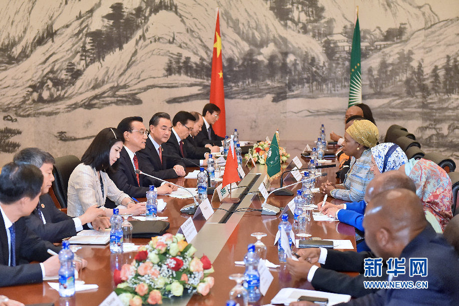 5月5日，中國(guó)國(guó)務(wù)院總理李克強(qiáng)在亞的斯亞貝巴非洲聯(lián)盟總部會(huì)見非盟委員會(huì)主席祖馬。 新華社記者李濤攝