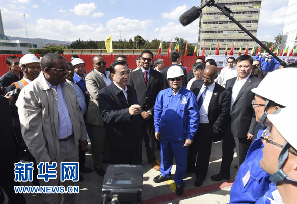 這是李克強與海爾馬里亞姆看望施工人員。新華社記者 李學(xué)仁 攝