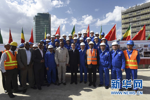 這是李克強同海爾馬里亞姆與施工人員合影留念。新華社記者 李學(xué)仁 攝